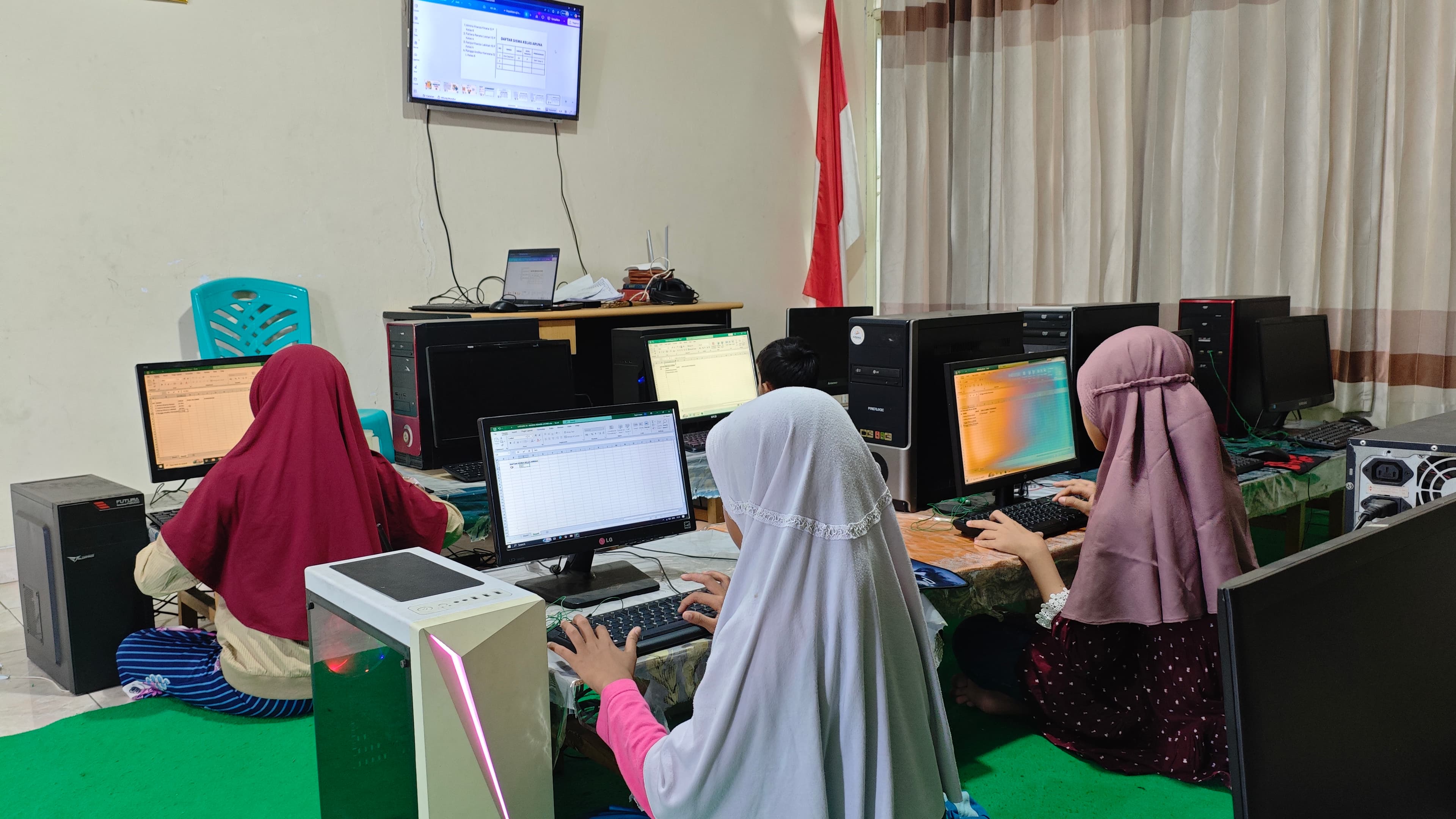 Kelas komputer santri binaan sesi 2