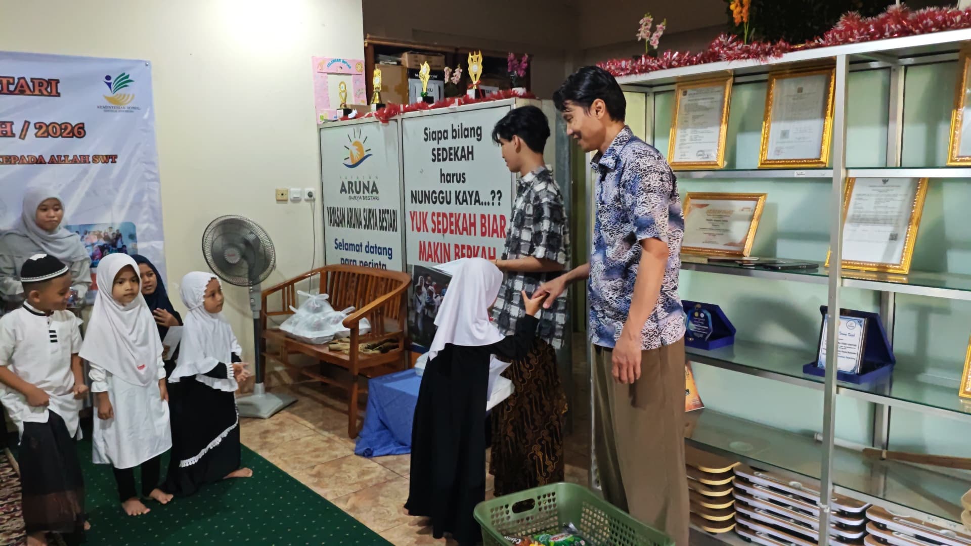 Penyerahan santunan dan bantuan sosial