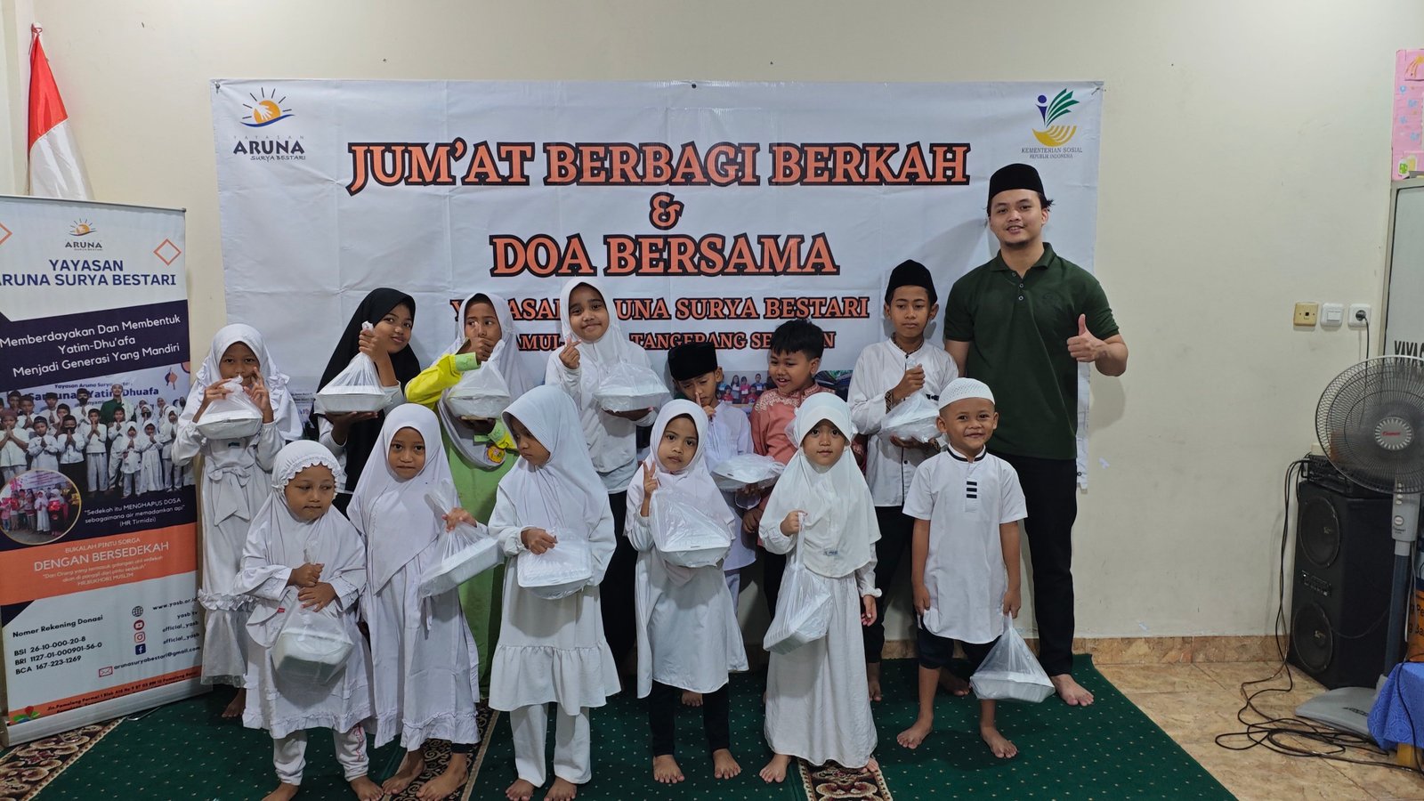 Foto bersama Jum'at Berbagi Berkah & Doa Bersama