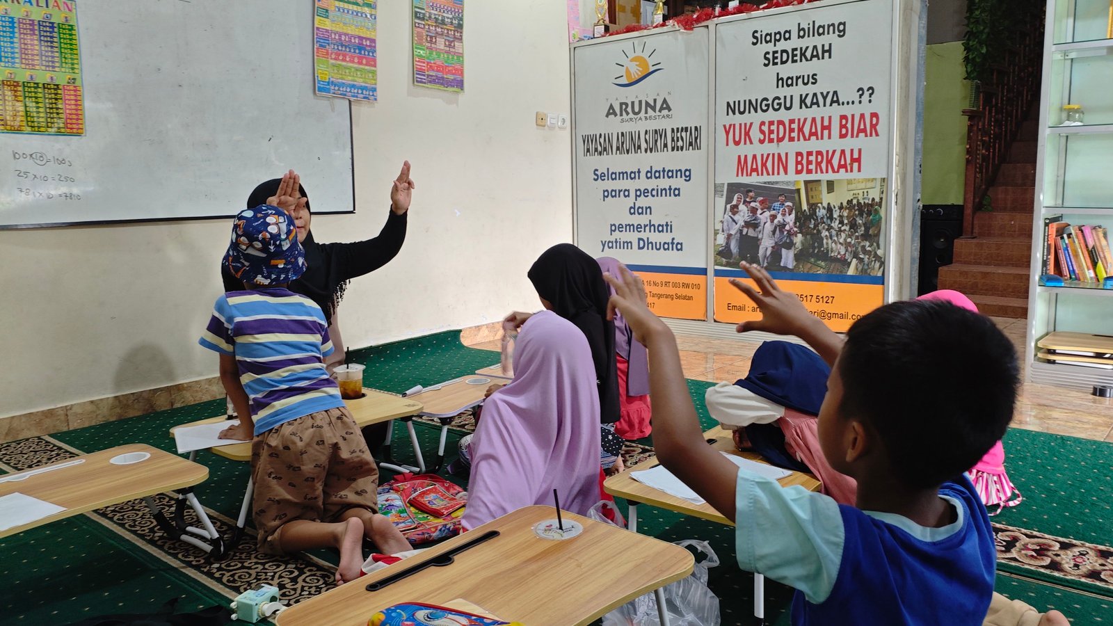 Ustadzah mengajar anak binaan di kelas