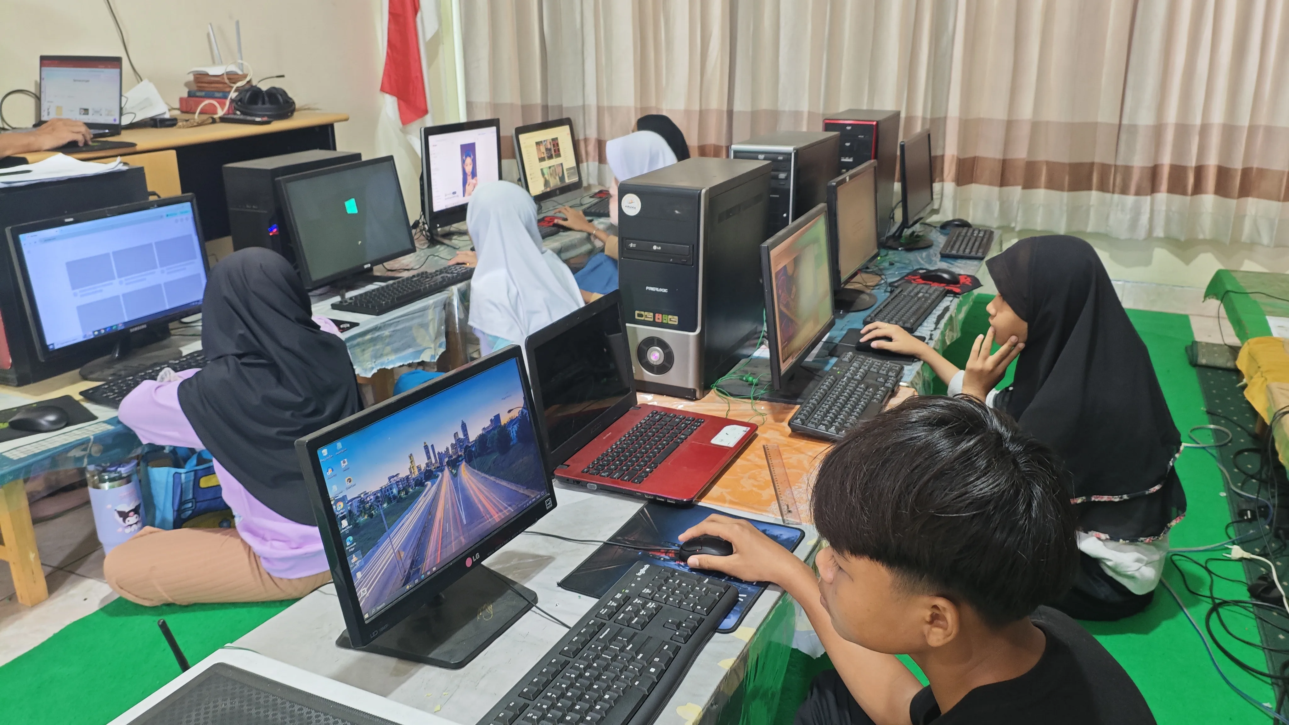 Santri binaan mengikuti kelas komputer