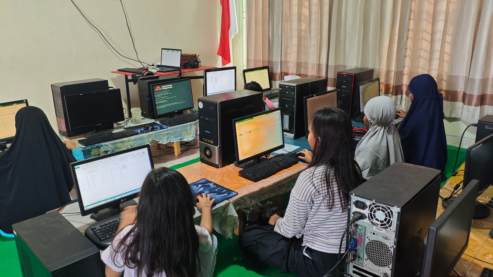 Santri putri belajar komputer bersama