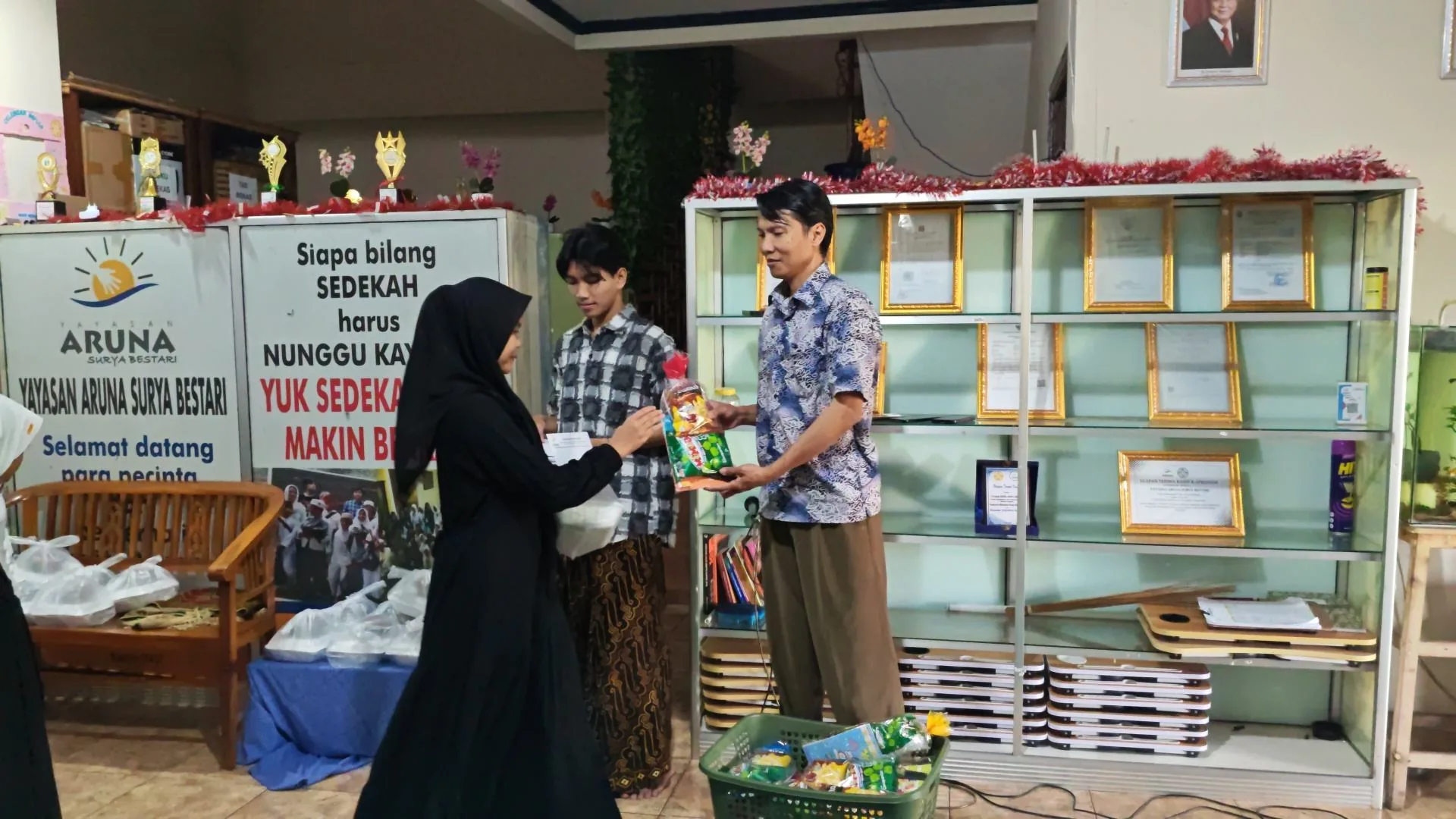 Penyerahan sedekah kepada penerima manfaat
